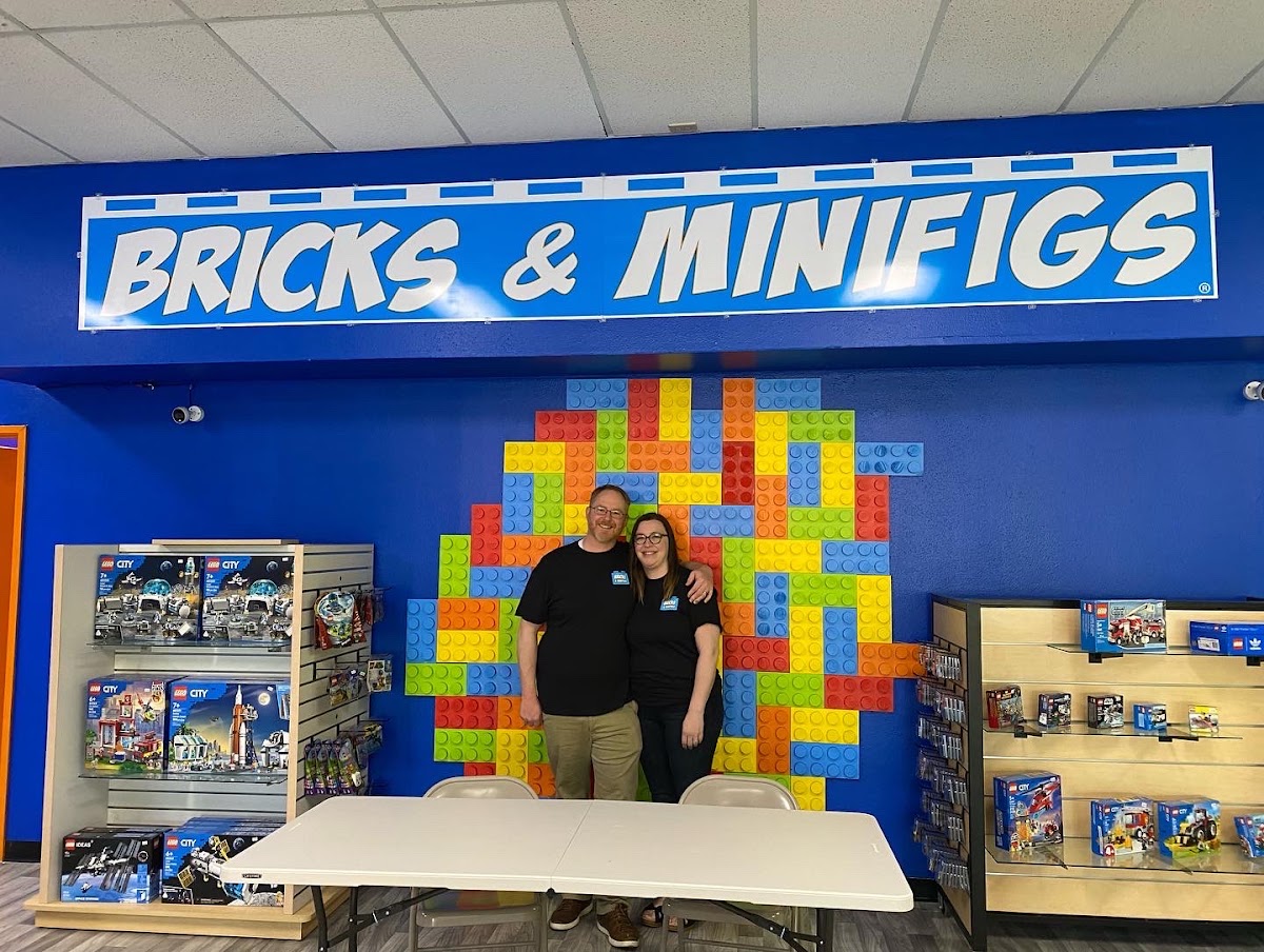 Bricks & Minifigs